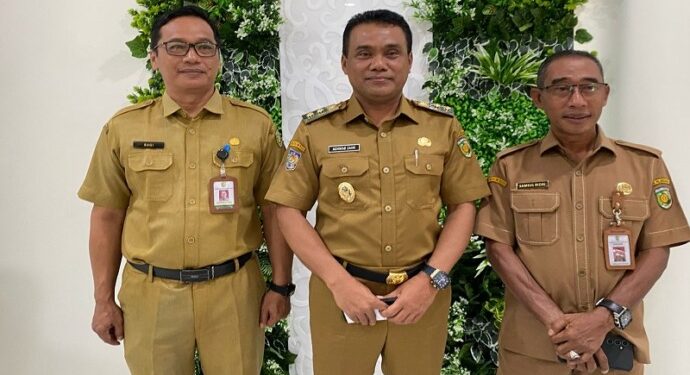 Wakil Wali Kota Palangka Raya, Achmad Zaini (tengah). Berfoto bersama kepala DPKUKMP, Samsul Rizal dan Kepala Dinas Pertanian dan Ketahanan Pangan Kota Palangka Raya, Sugiyanto
