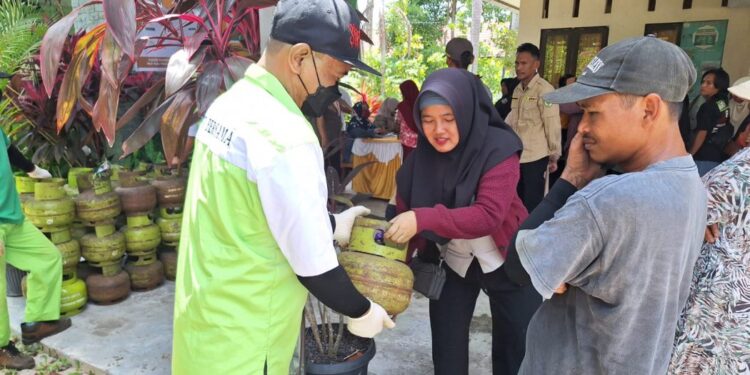DPKUKMP Palangka Raya gelar operasi pasar LPG 3Kg di Kelurahan Kereng Bangkirai.