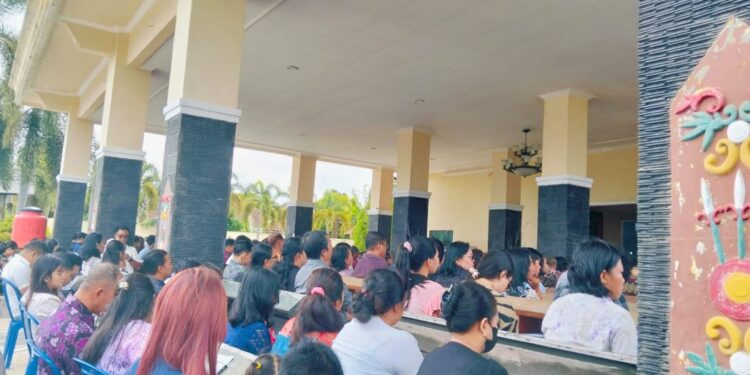 Jemaat penuh khidmat saat melaksanakan Jumat Agung di salah satu Gereja.