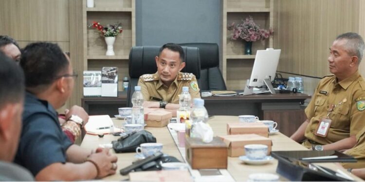 Wali Kota Palangka Raya, Fairid Naparin, menerima kunjungan kerja Komisi II DPRD Kabupaten Barito Timur di Mal Pelayanan Publik (MPP) Huma Betang.
