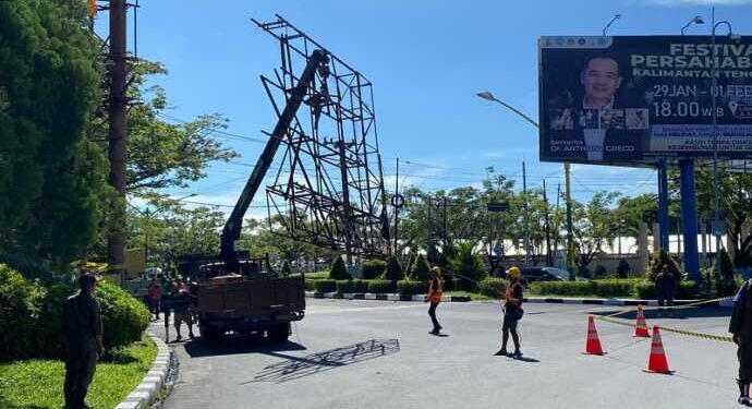 Pemko Palangka Raya menertibkan Reklame Ilegal yang tidak sesuai dengan ketentuan tata ruang.