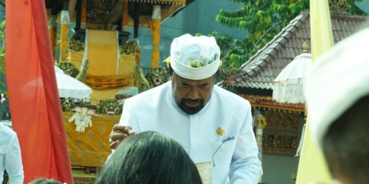 Umat Hindu di Kota Palangka Raya melaksanakan persembahyangan bersama dalam rangka Hari Raya Galungan yang dipusatkan di Pura Pitamaha, Rabu (22/5/2025).