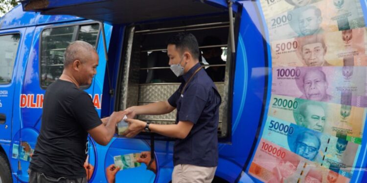 Masyarakat menukarkan uang di Kas Keliling BI Kalteng.