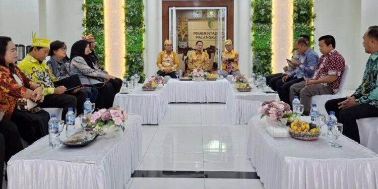 Wali Kota Palangka Raya, Fairid Naparin, bersama Wakil Wali Kota Achmad Zaini menghadiri kegiatan Coffee Morning Forum Koordinasi Pimpinan Daerah (Forkopimda).
