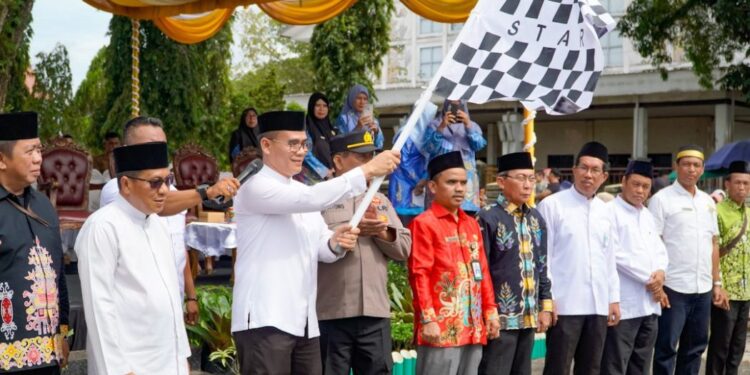 Asisten Pemerintahan dan Kesejahteraan Rakyat Setda Kota Palangka Raya, Mahdi Suryanto, melepas Pawai Tarhib.