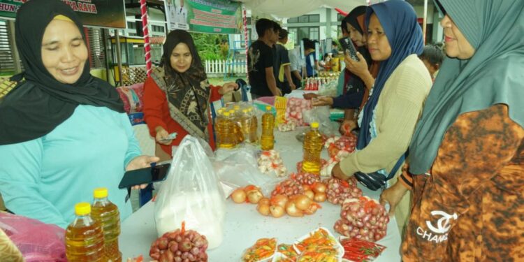 Warga sangat antusias demi mendapatkan sembako murah.