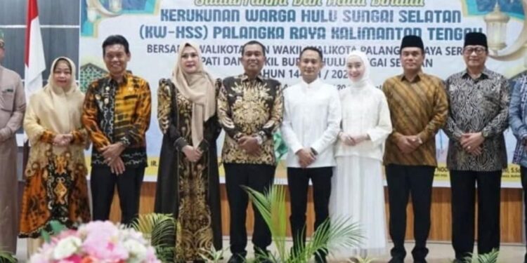 Wali Kota Palangka Raya, Fairid Naparin bersama Wakil Wali Kota, Achmad Zaini menghadiri acara silaturahmi dan halalbihalal.