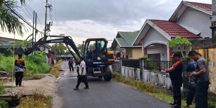 Tim Gabungan lakukan aksi pembersihan saluran drainase (foto: Istimewa)