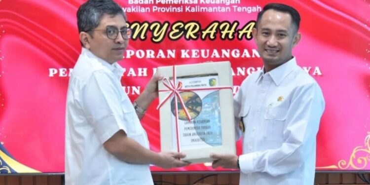 Wali Kota Palangka Raya, Fairid Naparin serahkan LKPD kepada BPK.