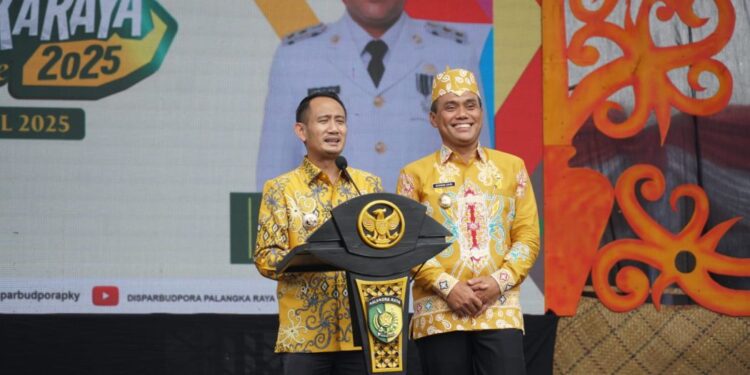 Wali Kota Palangka Raya, Fairid Naparin dan Wakil Wali Kota Palangka Raya saat memberikan kata sambutan.