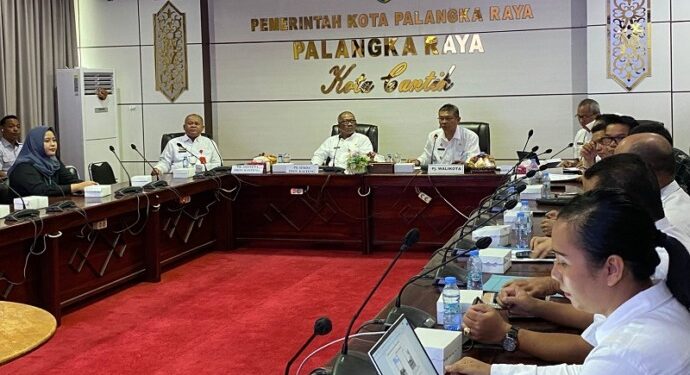 Suasana rapat Pemko dan Pemprov dalam rangka pembahasan dan penataan reklame/baliho dan jaringan kabel Internet di wilayah Kota Palangka Raya, Rabu (8/1/2025).
