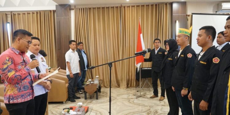 Plt Asisten Pemerintahan dan Kesejahteraan Rakyat Setda Kota Palangka Raya, Mahdi Suryanto, resmi mengukuhkan pengurus Karang Taruna.