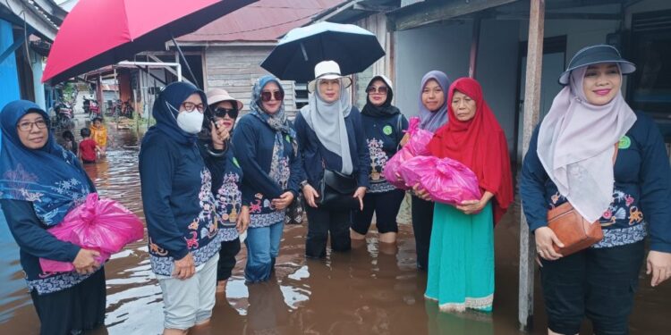 Rombongan GOW Palangka Raya memberikan bantuan kepada warga terdampak banjir.