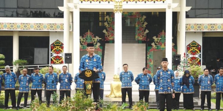 Pj Wali Kota saat memimpin Apel Besar ASN di halaman Kantor Wali Kota