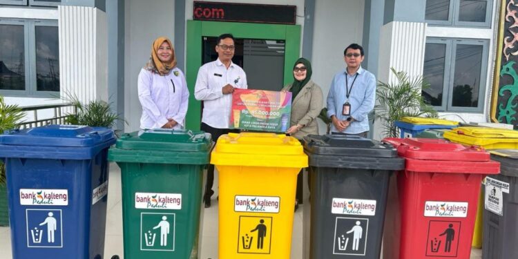 PT Bank Pembangunan Kalteng Cabang Utama menyerahkan bantuan 10 set tempat sampah lima warna kepada Dinas Lingkungan Hidup (DLH) Kota Palangka Raya.