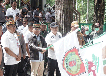 Gubernur Kalteng, Agustiar Sabran, pimpin pelepasliaran orang utan di Hutan Kota Nyaru Menteng Berkah, Kecamatan Bukit Batu Palangka Raya. (foto: mmc kalteng)