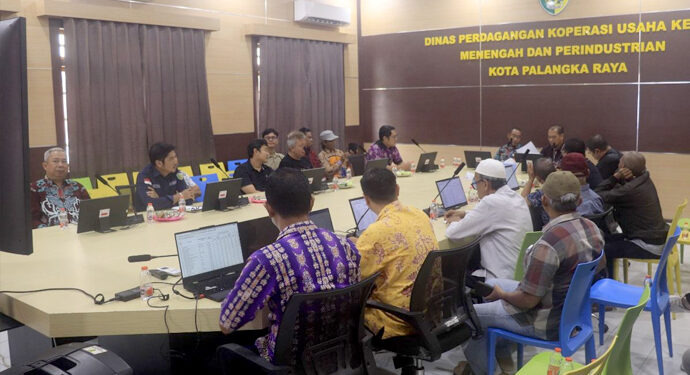 Rapat koordinasi dengan para pedagang yang digelar di Aula Kantor DPKUKMP.
