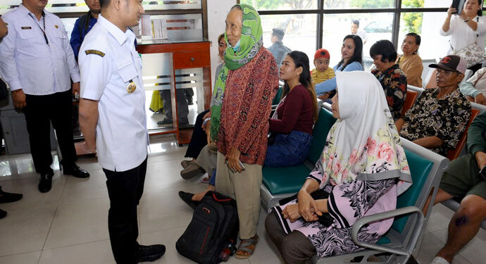 Wali Kota Palangaka Raya, Fairid Naparin berbincang dengan warga yang mengantri sembako.