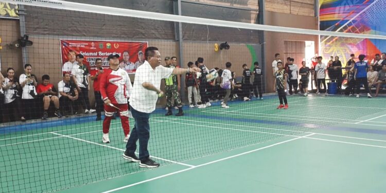 Bupati Kapuas H M Wiyatno saat membuka kejuaraan bulutangkis.