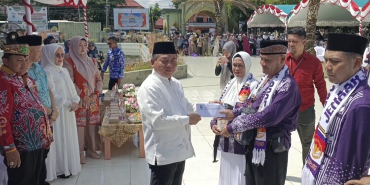 Bupati Kapuas H Muhammad Wiyatno menyerahkan uang tali asih kepada perwakilan jamaah calon haji.