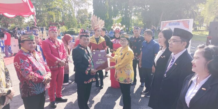Bupati Kapuas H M Wiyatno menyerahkan penghargaan Satya Lencana Karya Satya kepada guru.