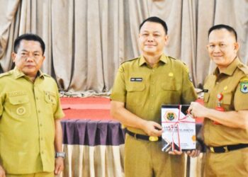 Sekretaris Daerah lama, Septedy, menyerahkan Memory jabatan kepada (Pj) Sekda, Usis I Sangkai.