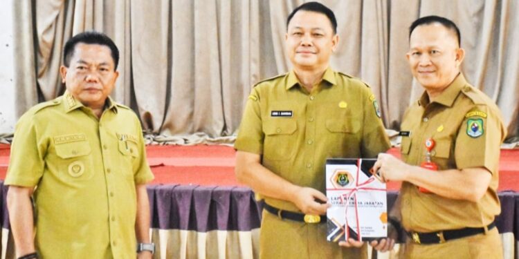 Sekretaris Daerah lama, Septedy, menyerahkan Memory jabatan kepada (Pj) Sekda, Usis I Sangkai.