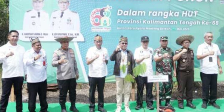 Gubernur Kalteng H Agustiar Sabran didampingi Plt Sekda Kalteng Leonard S Ampung dan Plh Sekda, Arbert Tombak (kanan) saat menghadiri pelepasliaran lima ekor orang utan di Hutan Kota Nyaru Menteng pada Rabu, (21/5).