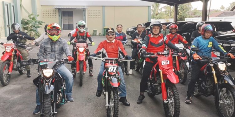 Naik motor trail, Bupati Kapuas, H M Wiyatno dan rombongan meninjau ruas jalan menuju Desa Terusan.