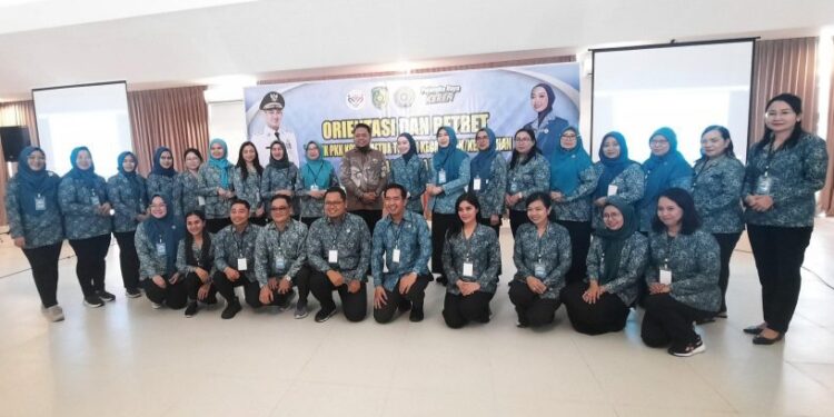 Ketua TP PKK Kota Palangka Raya, Avina Fairid Naparin berfoto bersama dengan kader.