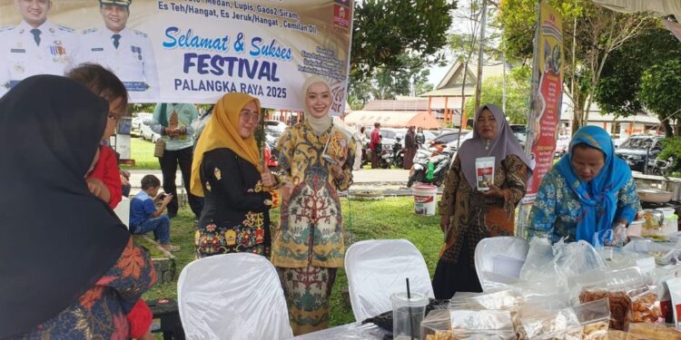 Ketua Dewan Kerajinan Nasional Daerah (Dekranasda) Kota Palangka Raya, Avina Fairid Naparin saat mengunjungi stand UMKM.