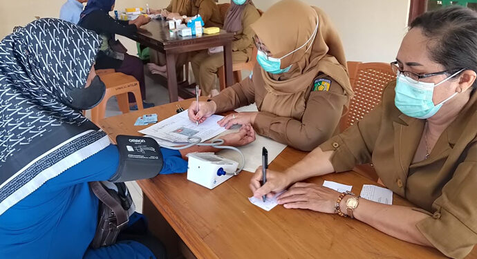 Salah satu warga saat melakukan PKG