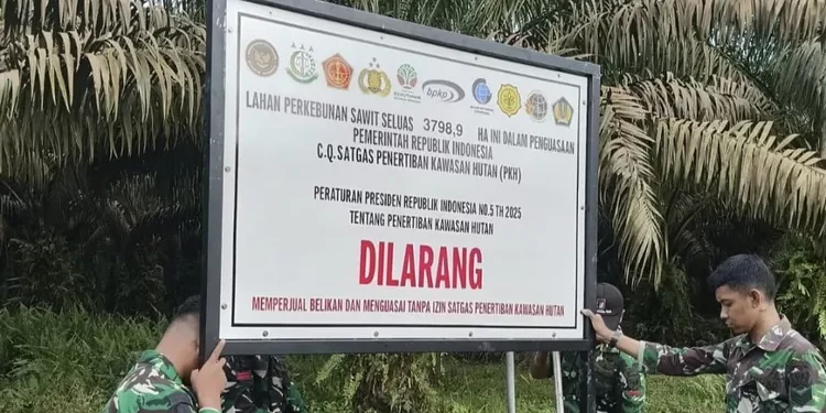 Satgas Garuda memasang papan tanda penyegelan lahan milik PT Agro Bukit