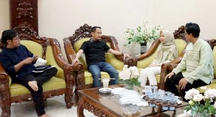 Wali Kota Palangka Raya, Fairid Naparin berbincang dengan para audiensi dari PT Angkasa Pura II Kantor Cabang Bandara Tjilik Riwut dan PT PLN UP3.