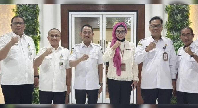 Wali Kota Palangka Raya, Fairid Naparin (tengah) saat menyambut kedatangan Kepala Badan Penyuluhan dan Pengembangan SDM Pertanian Kementerian Pertanian RI, Idha Widi Arsanti
