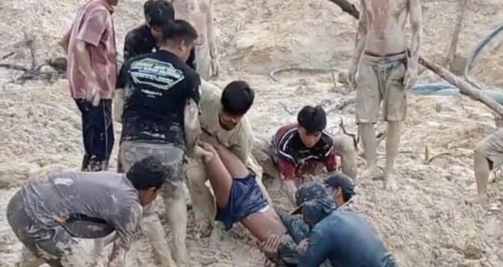 Korban tertimbun longsor saat dievakuasi.