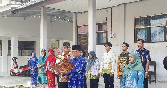 Upacara bendera di SKHN 1 Kapuas dalam rangka memperingati Hardiknas 2025.