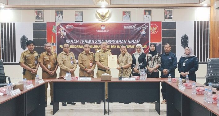 Ketua KPU Kapuas menyerahkan dokumen pengembalian sisa dana hibah kepada Wakil Bupati Kapuas, Dodo.