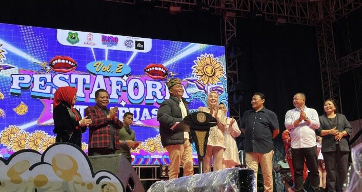 Gubernur Kalteng Agustiar Sabran menghadiri malam puncak Pestaforia HUT ke-219 Kota Kuala Kapuas dan ke-74 Pemkab Kapuas, di Stadion Panunjung Tarung.