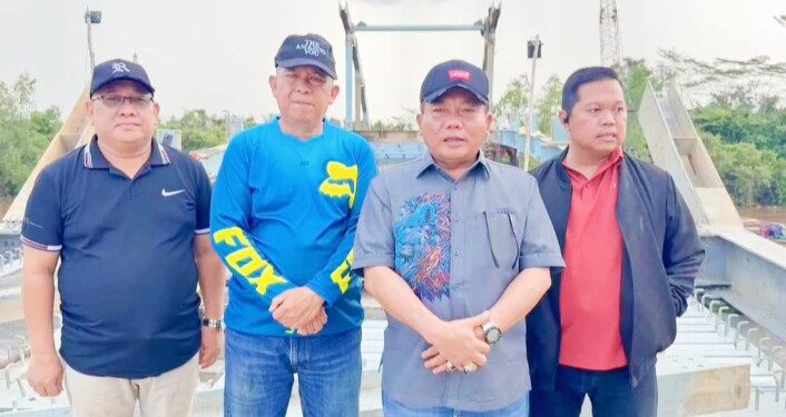 Bupati Kapuas H M Wiyatno didampingi Wakil Ketua I DPRD Kapuas Yohanes dan Kadis PUPRPKP Kapuas Yan Hendri Ale.