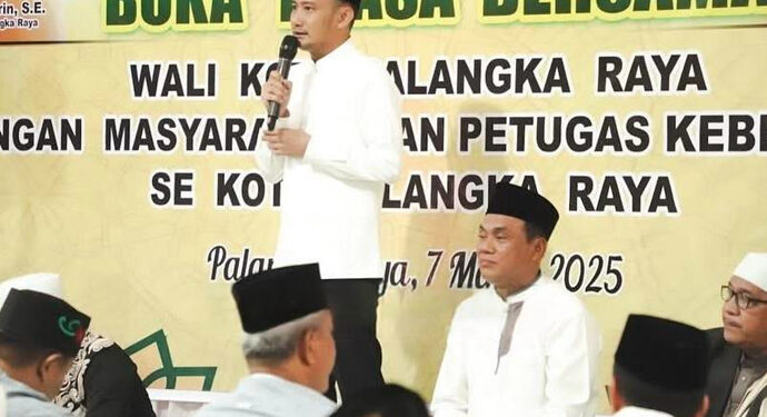 Wali Kota Palangka Raya, Fairid Naparin saat memberikan kata sambutan.