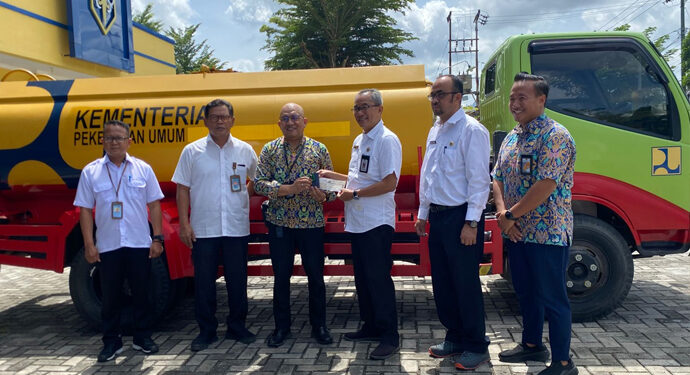 Pj Sekda Kota Palangka Raya, Arbert Tombak beserta jajarannya saat menerima satu buah unit mobil tangki dari BPPW Kalteng