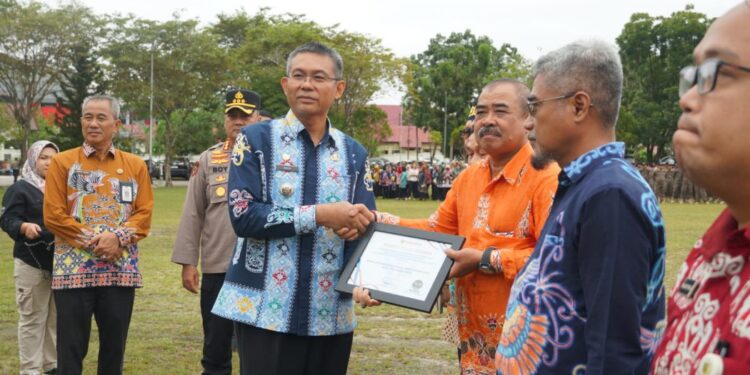 Piagam penghargaan diserahkan secara simbolis oleh Pj Wali Kota Palangka Raya, Akhmad Husain (foto: Istimewa)