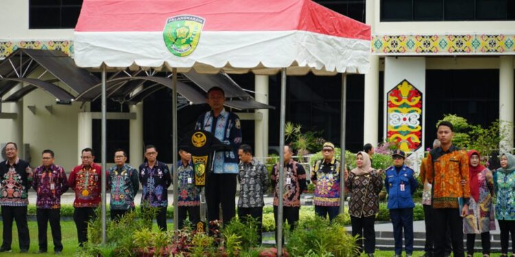 Pj Wali Kota Palangka Raya, Akhmad Husain saat memberikan sambutan pada apel perdana