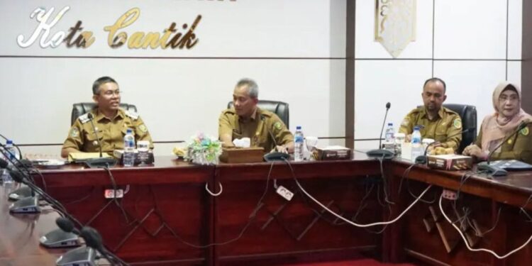 Penjabat (Pj) Wali Kota Palangka Raya Akhmad Husain bersama jajaran dan Tim Pengendali Inflasi Daerah (TPID) mengikuti rakor dari ruang rapat Peteng Karuhei I.