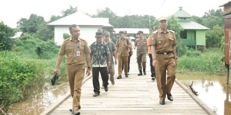 Pj Wali Kota Palangka Raya, Akhmad Husain, kembali turun ke lapangan menyapa masyarakat Kelurahan Rakumpit (foto: Istimewa)
