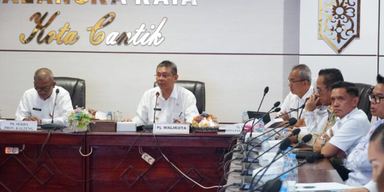 Pj Wali Kota Palangka Raya, Akhmad Husain saat memimpin rapat di Aula Peteng Karuhei I.
