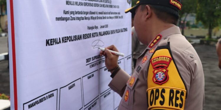 Penandatanganan komitmen bersama yang dipimpin Kapolresta Palangka Raya, Kombes Pol Dedy Supriadi