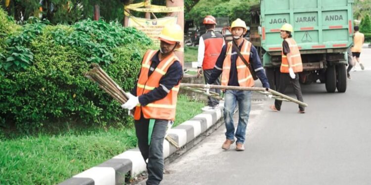 Para petugas saat melakukan penertiban reklame di Kota Palangka Raya (foto: Istimewa)