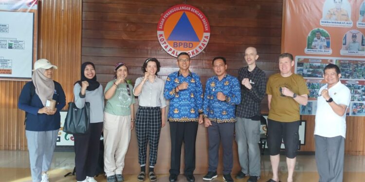 Pj Wali Kota Palangka Raya, Akhmad Husain, didampingi Plt Kepala Pelaksana BPBD melakukan sesi Foto bersama.